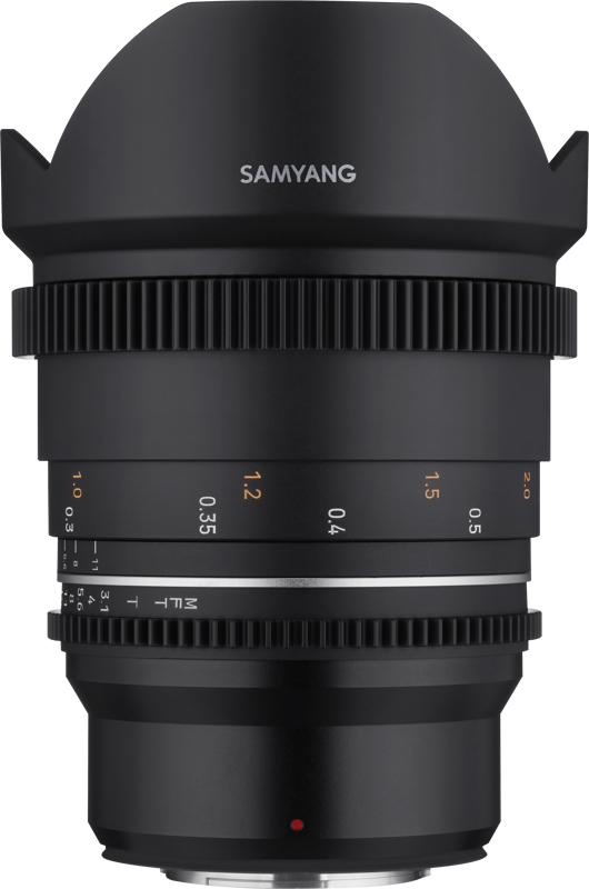 800q-13_115738 Lähikuvassa Samyang 14mm T3.1 VDSLR MK2 - MFT -objektiivista näkyy sen leveä huppu, tarkennus- ja aukkorenkaat sekä valkoiset ja oranssit mittamerkinnät mustassa rungossa.