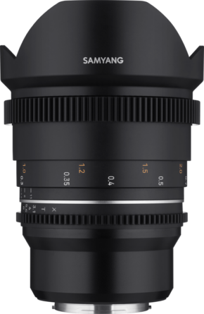 800q-15_115739 Lähikuva Samyang 14mm T3.1 VDSLR MK2 Fuji X -objektiivista, jossa on tarkennus- ja aukkomerkinnät, musta metallirunko ja uurrettu rengas tavallista taustaa vasten.