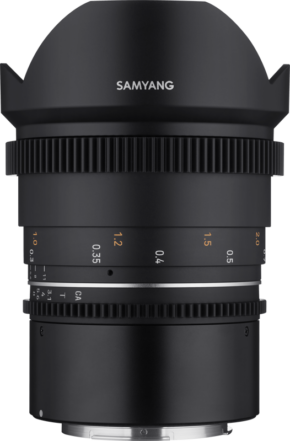 800q-19_115741 Lähikuvassa Samyang 14mm T3.1 VDSLR MK2 for Canon RF -objektiivista näkyy sen musta runko, kuvioidut tarkennus- ja aukkorenkaat, valkoiset ja oranssit etäisyysmerkinnät sekä terälehden muotoinen huppu.