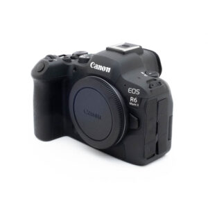 Canon R6 Mark II-5 Musta Canon EOS R6 II (SC 4000, Kunto K5) - Käytetty kamerarunko on kuvattu valkoisella pohjalla siten, että etu- ja oikeanpuoleinen puoli on näkyvissä ilman objektiivia.