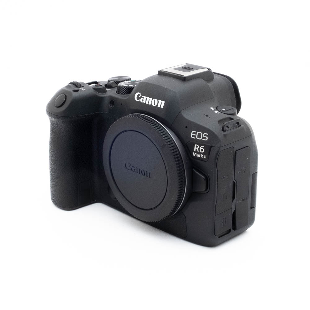 Canon R6 Mark II-5 Musta Canon EOS R6 II (SC 4000, Kunto K5) - Käytetty kamerarunko on kuvattu valkoisella pohjalla siten, että etu- ja oikeanpuoleinen puoli on näkyvissä ilman objektiivia.