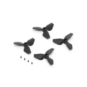 DJI-Neo_SP Kolme mustaa DJI Neo Propellit -propellia, joissa jokaisessa on kolme lapa, on sijoitettu valkoiselle pinnalle, ja niiden alla on neljä pientä mustaa ruuvia.