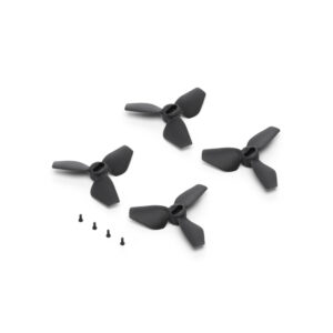 DJI-Neo_SP Kolme mustaa DJI Neo Propellit -propellia, joissa jokaisessa on kolme lapa, on sijoitettu valkoiselle pinnalle, ja niiden alla on neljä pientä mustaa ruuvia.