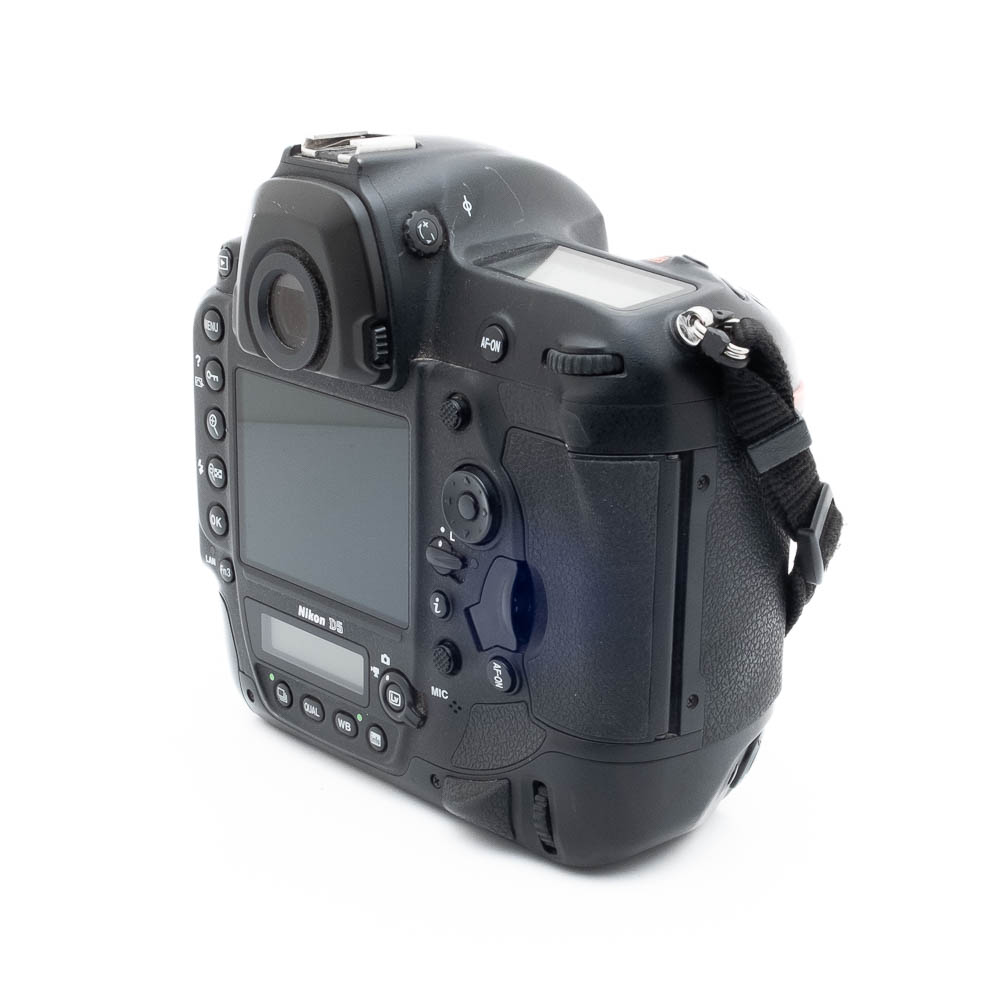 Nikon D5 0095-3 Nikon D5 (SC 173000, sis. ALV 25,5%) - Käytetty