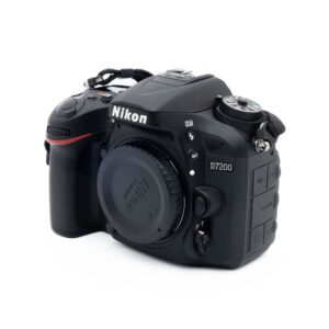 Nikon D7200 1572-5 Nikon D7200 (SC 3500, Kunto K5) - Käytetty DSLR-kamerarunko ilman objektiivia on esitetty edestä valkoisella taustalla, ja siinä on painikkeet, valitsimet ja vasemmalla puolella oleva käsikahva.