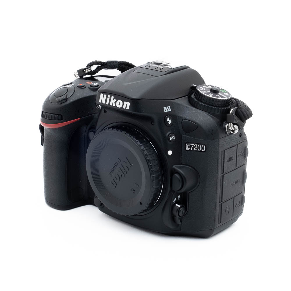 Nikon D7200 1572-5 Nikon D7200 (SC 3500, Kunto K5) - Käytetty DSLR-kamerarunko ilman objektiivia on esitetty edestä valkoisella taustalla, ja siinä on painikkeet, valitsimet ja vasemmalla puolella oleva käsikahva.