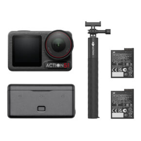 Osmo Action 5 Pro+Battery Case+Batteries DJI Osmo Action 5 Pro Adventure Combo -toimintakamera, jonka objektiivi on ylöspäin, käsikameran selfiekeppi, kaksi kameran akkua ja musta latauskotelo, siististi aseteltu valkoiselle taustalle.