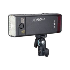 ad200proii1 Godox Witstro AD200 Pro II -akkusalama kannettava salama, jossa on musta runko, kirkas vasen salamaputki, sivubrändi ja säätimet sekä säädettävä kiinnitysteline alla.