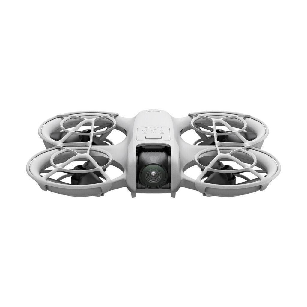 dji_neo_3 DJI Neo -lennokki on pienikokoinen, valkoinen nelikopteri, jossa on neljä suojattua potkuria ja etukamera, joka näkyy edestä valkoista taustaa vasten.