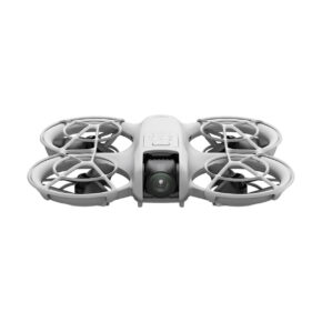 dji_neo_3 DJI Neo -lennokki on pienikokoinen, valkoinen nelikopteri, jossa on neljä suojattua potkuria ja etukamera, joka näkyy edestä valkoista taustaa vasten.