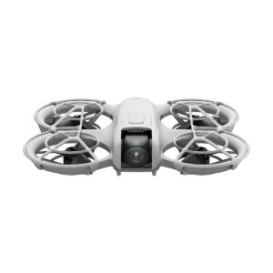 dji_neo_3 DJI Neo -lennokki on pienikokoinen, valkoinen nelikopteri, jossa on neljä suojattua potkuria ja etukamera, joka näkyy edestä valkoista taustaa vasten.
