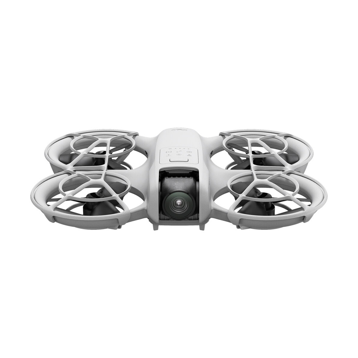 DJI Neo -lennokki on pienikokoinen, valkoinen nelikopteri, jossa on neljä suojattua potkuria ja etukamera, joka näkyy edestä valkoista taustaa vasten.