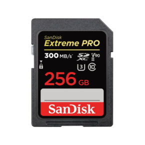Sandisk 256GB Extreme Pro SDHC/SDXC -kortti on musta ja siinä on punainen, valkoinen ja keltainen merkintä. Siinä näkyy 300 Mt/s nopeus, UHS-II-, U3-, V90- ja C10-luokitus sekä muita teknisiä tietoja.