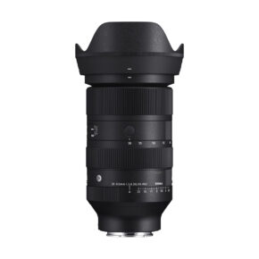sigma_28_105mm_f28_02 Musta Sigma 28-105mm f/2.8 DG DN A -objektiivi Sony FE:lle seisoo pystyssä valkoista taustaa vasten, ja siinä on terälehden muotoinen huppu, zoomaus- ja tarkennusrenkaat sekä polttovälin merkinnät.