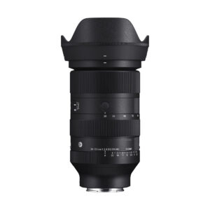 sigma_28_105mm_f28_02 Musta Sigma 28-105mm f/2.8 DG DN A -objektiivi Sony FE:lle seisoo pystyssä valkoista taustaa vasten, ja siinä on terälehden muotoinen huppu, zoomaus- ja tarkennusrenkaat sekä polttovälin merkinnät.