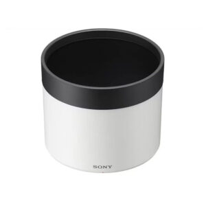 Lieriön muotoinen valkoinen ja musta Sony ALC-SH157 -vastavalosuoja, jossa on Sony-logo edessä, leveä avoin yläosa ja sileät sivut, kuvattuna valkoista taustaa vasten.