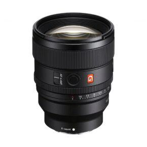sony_fe_85mm_f14_gm_ii_05 Sony FE 85mm f/1.4 GM II -objektiivi, jossa on leveä zoomausrengas, aukkomerkinnät ja punainen G-logo, seisoo pystyssä valkoisella taustalla. Lisävaihtohyvitys 100€.