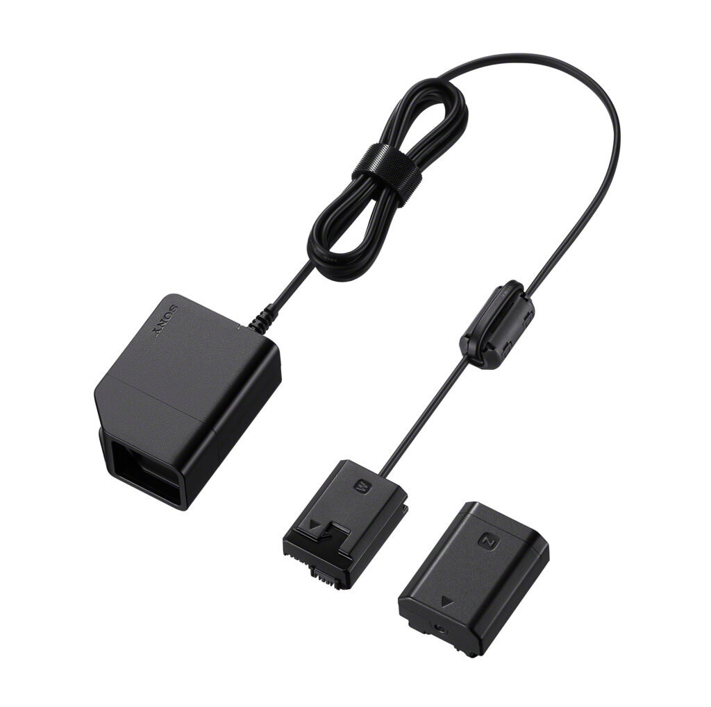 1. DC-C1 Coupler Sony DC-C1 -virtalähdesovitin sisältää mustan kameran virtalähdesarjan, jossa on kaksi akunmuotoista sovitinta ja seinäpistokkeella varustettu virtajohto, kaikki valkoisella pohjalla.