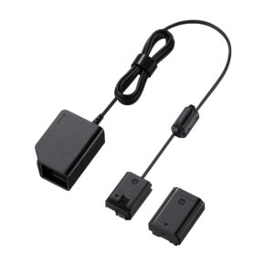 Sony DC-C1 -virtalähdesovitin sisältää mustan kameran virtalähdesarjan, jossa on kaksi akunmuotoista sovitinta ja seinäpistokkeella varustettu virtajohto, kaikki valkoisella pohjalla.