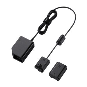 1. DC-C1 Coupler Sony DC-C1 -virtalähdesovitin sisältää mustan kameran virtalähdesarjan, jossa on kaksi akunmuotoista sovitinta ja seinäpistokkeella varustettu virtajohto, kaikki valkoisella pohjalla.