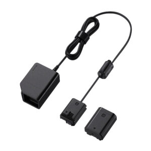 1. DC-C1 Coupler Sony DC-C1 -virtalähdesovitin sisältää mustan kameran virtalähdesarjan, jossa on kaksi akunmuotoista sovitinta ja seinäpistokkeella varustettu virtajohto, kaikki valkoisella pohjalla.