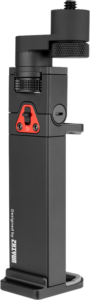 Zhiyun Phone Holder on musta, suorakulmainen lisävaruste, jossa on ZHIYUNin suunnittelema pyörivä kiinnike yläosassa, punainen lukituskytkin ja sivussa taittuva tukivarsi.