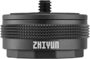 800q-01_110743 Zhiyun TransMount Quick Setup Adapter on musta kameran lisävaruste, jossa on kuvioitu kahva, metallinen yläruuvi ja ZHIYUN-tuotemerkki ja joka on suunniteltu kameroiden tai valojen nopeaan kiinnittämiseen.
