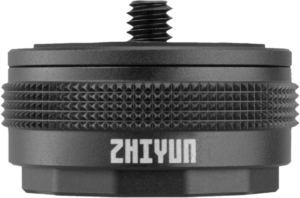 800q-01_110743 Zhiyun TransMount Quick Setup Adapter on musta kameran lisävaruste, jossa on kuvioitu kahva, metallinen yläruuvi ja ZHIYUN-tuotemerkki ja joka on suunniteltu kameroiden tai valojen nopeaan kiinnittämiseen.
