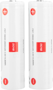 800q-01_111535 Kaksi valkoista Zhiyun-akkua Weebill Lab / Weebill S (2-pack), merkinnällä 18650 2600mAh 3.7V 9.36Wh, seisovat pystyssä vierekkäin näkyvillä positiivisilla ja negatiivisilla napeilla.