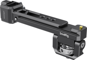 SmallRig 2386 Adjustable Monitor Mount tietyille DJI- ja ZHIYUN-käsikannattimille on musta metallinen lisävarsi, jossa on useita kiinnitysreikiä, lukitusnuppi ja hopeinen pyörivä nivel kameralaitteiden kiinnittämistä ja säätämistä varten.