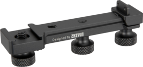 800q-01_113468 Zhiyun Multi-Functional Extension Plate for Weebill S on musta metallinen kameran lisävaruste, jossa on kolme säädettävää nuppia, kiinnitysaukot ja jossa on merkintä "Designed by ZHIYUN.".