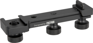 Zhiyun Multi-Functional Extension Plate for Weebill S on musta metallinen kameran lisävaruste, jossa on kolme säädettävää nuppia, kiinnitysaukot ja jossa on merkintä "Designed by ZHIYUN.".
