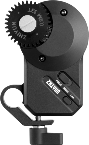 800q-01_115174 A close-up of the Zhiyun Focus/Zoom Motor 2.0 shows its black metal body, gear mechanism, control knob and labelled buttons for focus, zoom and calibration.