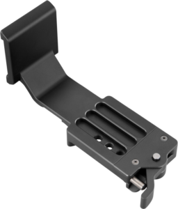 800q-01_115175 Zhiyun Crane 2S DualCam Extension Module, musta metallinen kiinnike, jossa on kulmikas muotoilu, uraurat, useita ruuvinreikiä ja pikakiinnike toisessa päässä, näkyy vaaleaa taustaa vasten.