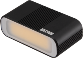 800q-01_117462 Kompakti, suorakaiteen muotoinen musta LED-valo, jossa on himmeä etupaneeli, Zhiyun TransMount Magnetic Fill Light for Smooth 5 -valaisimessa on Zhiyun-brändinimi painettuna päälle.