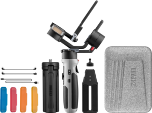 800q-01_119044 Zhiyun CRANE M2S -kamerakardaanisarja sisältää värillisiä suodattimia, kaapeleita, jalustakahvan, kiinnityslevyn, kantolaukun ja muita pieniä lisävarusteita, jotka on järjestetty siististi vaalealle taustalle.