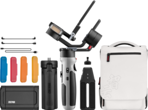 800q-01_119045 Zhiyun Crane M2S Combo sisältää kamerakardaanin, jalustan, kahvan, neljä värisuodatinta, kolme kaapelia, kaksi kiinnikettä, säilytyslaukun ja valkoisen kantolaukun, jonka etupuolella on kiinalainen kirjoitus.
