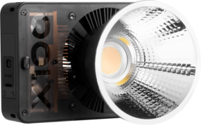 800q-01_123616 Lähikuva Zhiyun LED Molus X100 COB Light -LED-valosta, jossa on heijastava hopeakartio, näkyvät jäähdytysripat ja yksityiskohtaiset sisäiset komponentit, jotka näkyvät kirkkaan sivupaneelin läpi.