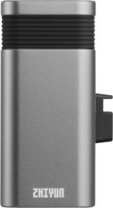 800q-01_123666 Zhiyun Battery Grip for Molus X100 (2600mAh) on suorakulmainen metallinen laite, jossa on musta harjattu yläosa ja näkyvä sivuportti, joka näkyy valkoisella pohjalla.