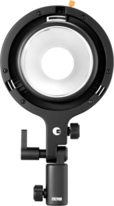 800q-01_123669 Ympyränmuotoinen musta Zhiyun Bowens Mount Adapter B (ZY Mount) Molus X100 -kameraan, jossa on säädettävät kiinnitystarvikkeet, edestä kuvattuna vaaleaa taustaa vasten.