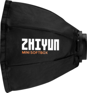 800q-01_123670 Zhiyun Mini Softbox (ZY Mount) on musta valokuvaukseen tai videokuvaukseen tarkoitettu softbox, jonka kyljessä on ZHIYUN-tuotemerkki suurilla valkoisilla kirjaimilla ja MINI SOFTBOX pienemmillä oransseilla kirjaimilla.