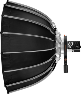 800q-01_123672 Zhiyun Softbox Parabolic 60cm (Bowens Mount) on suuri musta-hopea studiovalo, jossa on kupolimuotoinen softbox, metalliset tukikylkiluut ja kahva, jossa on ohjauspaneeli, jossa on merkintä 60W.