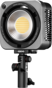 800q-01_124209 Lähikuva Zhiyun LED Molus G200 COB Light -LED-valosta, neliönmuotoisesta mustasta 200W LED-täytevalosta, jossa on pyöreä etulinssi ja jäähdytysaukot sivuilla ja joka on asennettu säädettävään jalustaan.