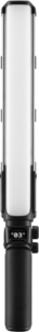 Zhiyun Led Fiveray V60 Wand Light on käsikäyttöinen LED-valosauva, jossa on suorakulmainen valopaneeli, musta kahva, ohjauspainikkeet ja digitaalinen näyttö kahvassa.