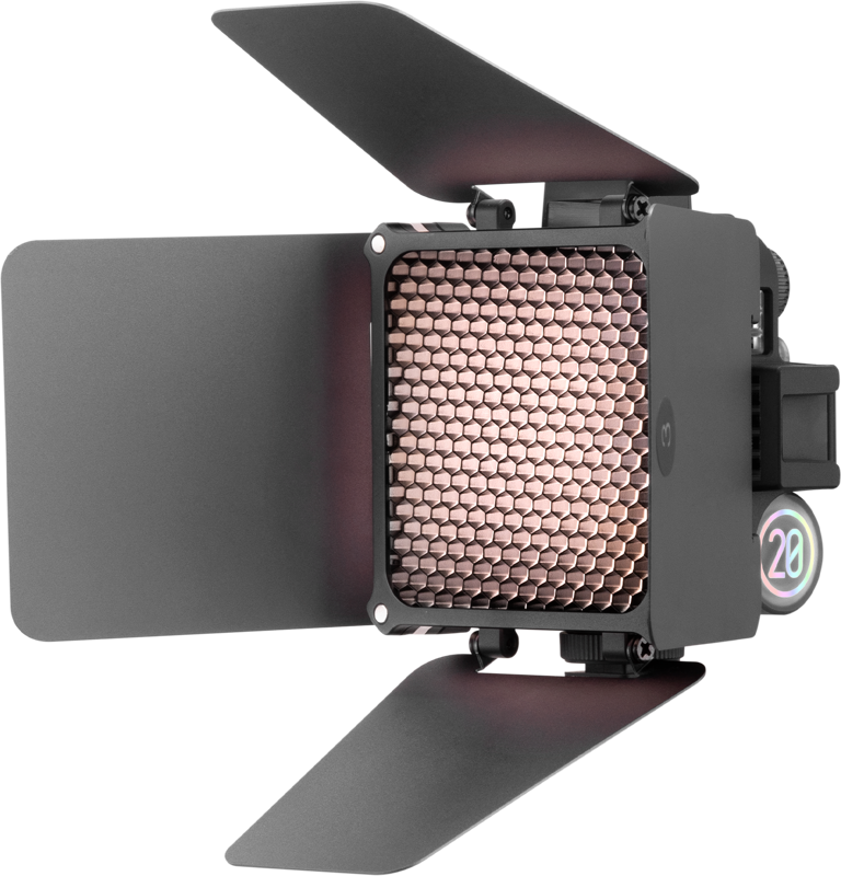 800q-01_126199 Zhiyun Led Fiveray M20 Combo Pocket Light on ammattimainen studio-LED, jossa on hunajakennoverkko, säädettävät lato-ovet ja sivussa digitaalinen näyttö, jossa näkyy numero "20".