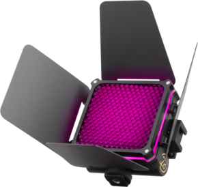 Zhiyun Led Fiveray M20C (RGB) Combo Pocket Light on kompakti LED-paneeli, jossa on hunajakennoverkko, neljä säädettävää metallista ladon ovea ja kirkas magenta-valaistus, ihanteellinen valokuvaukseen tai videotuotantoon.