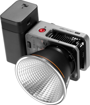 800q-01_127513 Zhiyun LED Molus X60 Combo Cob -valaisin on musta-hopea studiovalo, jossa on suuri, heijastava kartiokiinnitys ja punainen virtapainike, ihanteellinen ammattimaiseen valokuvaukseen ja videokuvaukseen.
