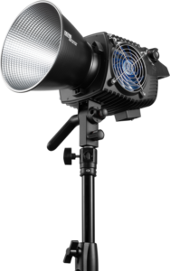 Zhiyun LED Molus B300 Cob Light -LED-valo on musta ammattimainen studio-LED, jossa on suuri heijastin, jäähdytystuuletin ja säädettävä kiinnitys, kuvassa korkealla mustalla jalustalla valkoista taustaa vasten.