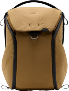 800q-01_127959 Peak Design Everyday Backpack v2 20L in Coyote -repussa on ruskehtava, kuvioitu viimeistely, mustat vetoketjut edessä, yläkahva ja hopeinen D-rengassuljenta etuläpän päällä tyylikkään, modernin ilmeen takaamiseksi.