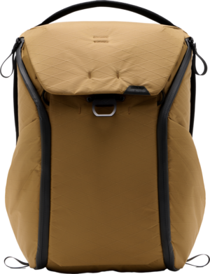 800q-01_127959 Peak Design Everyday Backpack v2 20L in Coyote -repussa on ruskehtava, kuvioitu viimeistely, mustat vetoketjut edessä, yläkahva ja hopeinen D-rengassuljenta etuläpän päällä tyylikkään, modernin ilmeen takaamiseksi.